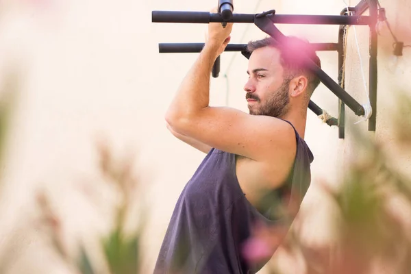 Açık Hava Eğitim Barfiksleri Sırasında Yakışıklı Bir Sporcu — Stok fotoğraf