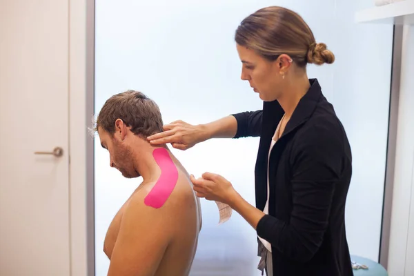 Лікування Плеча Рожевою Стрічкою Фізіо — стокове фото