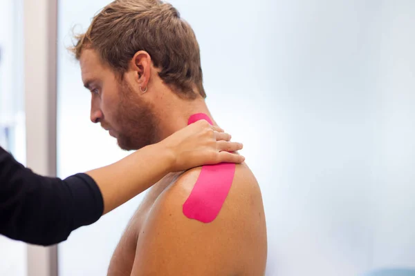 Лікування Плеча Рожевою Стрічкою Фізіо — стокове фото