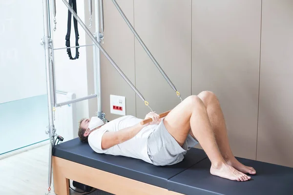 Mężczyzna Masce Trening Reformatorze Pilates Podczas Covid — Zdjęcie stockowe