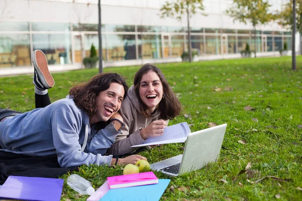 Dois Estudantes Universitários Felizes Estudando Livre Campus Escola — Fotografia de Stock