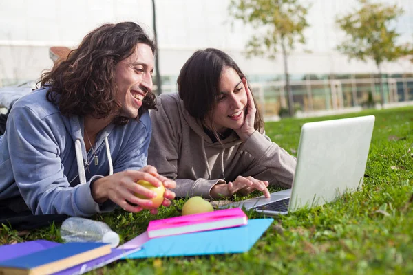 Zwei Glückliche Universitätsstudenten Die Freien Auf Dem Schulcampus Studieren — Stockfoto