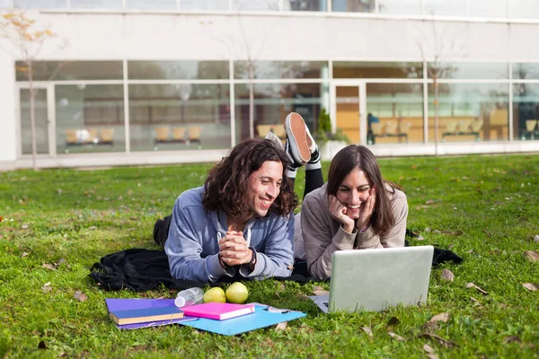 Δύο Ευτυχείς Φοιτητές Πανεπιστημίου Που Σπουδάζουν Εξωτερικούς Χώρους Στην Πανεπιστημιούπολη — Φωτογραφία Αρχείου