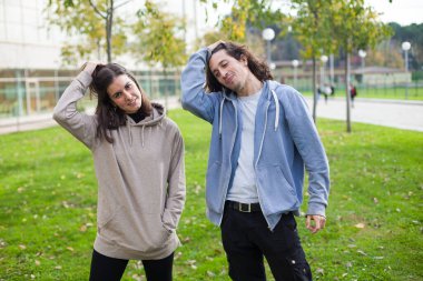 İki genç arkadaş dışarıda eğleniyor.