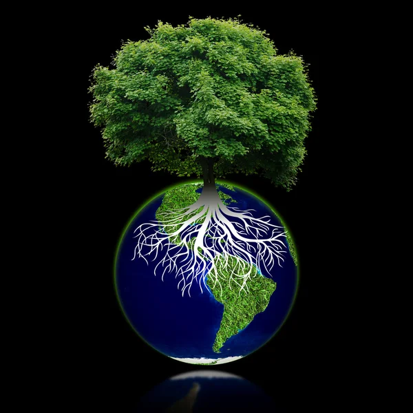 Kleine eco planeet met boom en wortels op het. Green Earth concept. — Stockfoto