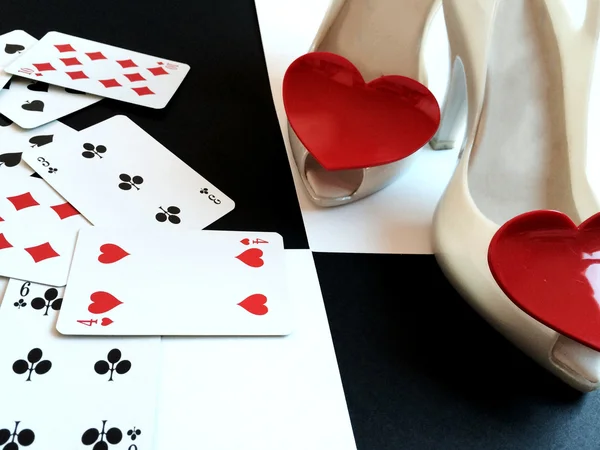 High heels with playing cards. — Stock Photo, Image