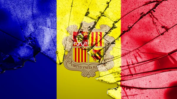 Bandeira de Andorra pintada sobre vidro partido — Fotografia de Stock