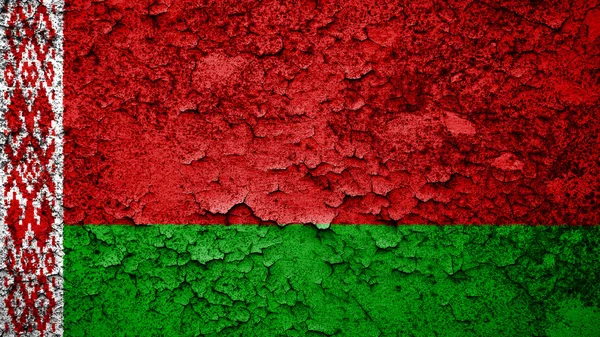 Флаг Беларуси и белорусский флаг раскрашены на треснутой поверхности — стоковое фото