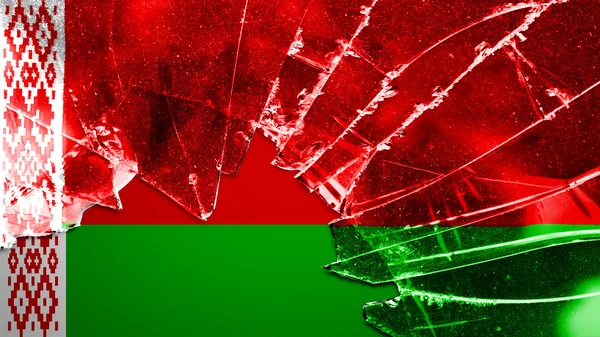 Bandera de Bielorrusia, bandera bielorrusa pintada sobre vidrio roto . — Foto de Stock