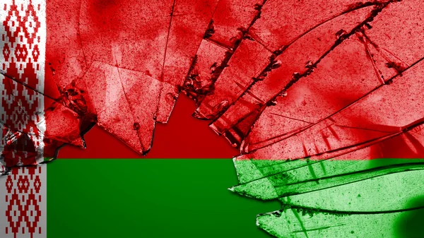 Флаг Беларуси и белорусский флаг на разбитом стекле . — стоковое фото