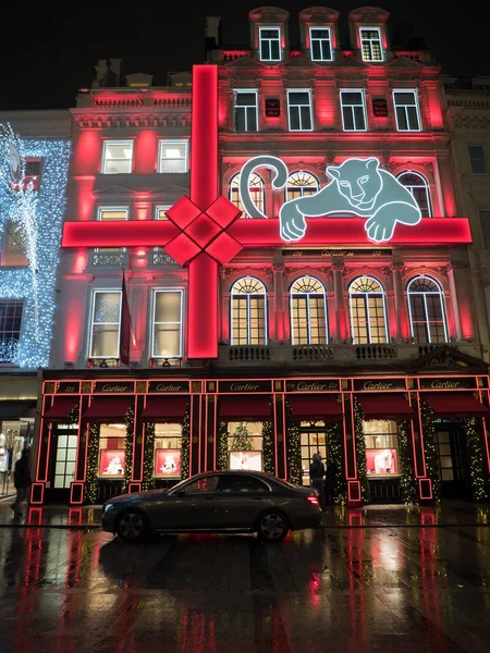 London, Greater London, England - 02 Dec 2020: Cartier festive facade in the rain, New Bond Street. — Stock Image London Greater London England Dec 2020 Cartier Festive Facade Rain Stock Image