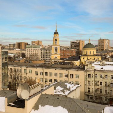 Eski Moskova şehrinin panoraması, beyaz bir kış günü tapınağın çan kulesi manzaralı..