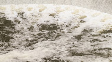 Lastikten aşağı akan su taşması, serin beyaz denge, su tasarrufu, koruma, suyu temiz tutma konsepti. 6