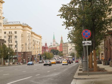Kremlin yakınlarındaki Moskova 'da trafik saatinde kuyrukta bekleyen arabalar.