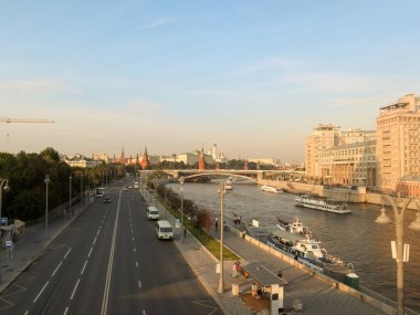 Köprüden nehirlere ve yoldan Moskova Kremlin yakınındaki arabalara bakın. Arabalar yol boyunca gider, tekneler nehir boyunca gider..