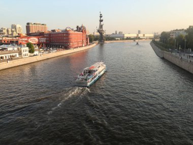 Moskova, Rusya, Moskova Nehri üzerindeki büyük Rus Çarı Peter 1 'in bir anıtı. Köprüden görüntüle