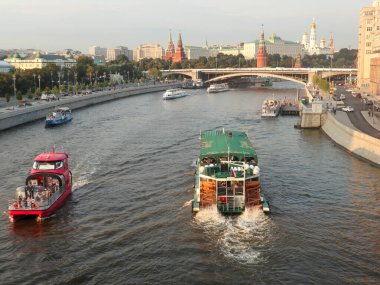 Meşhur Moskova Kremlin ve Moskva Nehri, Rusya. Gemiler nehirde yelken açar.