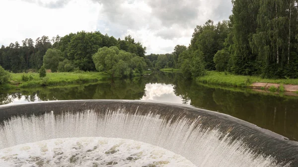 Vatten Kaskad Strömmande Ner Lasher Cool Vitbalans Koncept För Vattenbesparing — Stockfoto