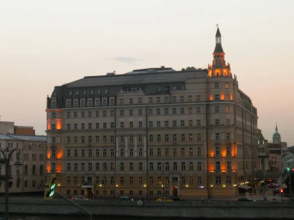 Historisk Byggnad Vid Flodstranden Vid Solnedgången Moskva Ryssland — Stockfoto