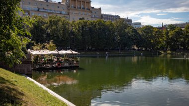 Kafedeki göletin manzarası turistler arasında popüler bir cazibe ve cazibe merkezi. Moskova, Patrik Göleti. 8 Ağustos 2021 Seyahat konsepti