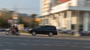 Bir kamyonun arkasında giden bir insan.