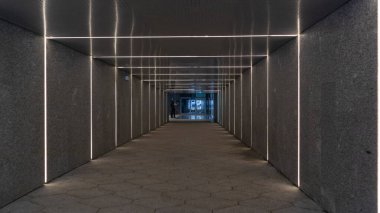 Binanın yan tarafında bir tabela.