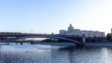 Bir su kütlesinin üzerinde uzun bir köprü