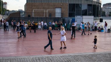 Bir grup insan kaldırımda yürüyor.