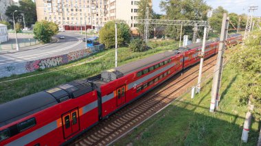 Çelik raylarda bir tren.