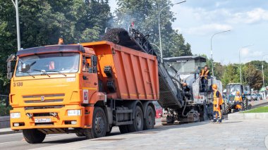 Yoldan geçen bir kamyon.