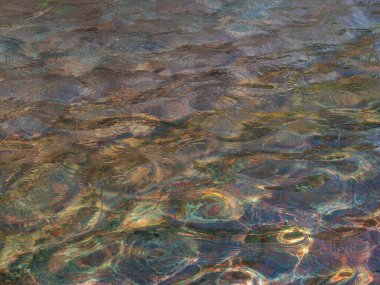 Suyun granit yüzey üzerindeki doğal etkisi.