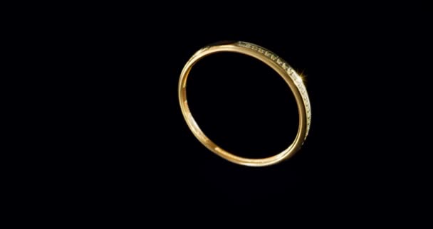 Желтое золотое кольцо с одним рядом бриллиантов вдоль — стоковое видео