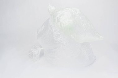 Şeffaf şişirilmiş plastik buruşmuş beyaz arka planda boş selofan torbaları. Ekoloji konsepti. Minimalizm