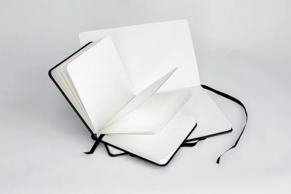 Два Темно Відкритих Ноутбука Порожніми Білими Сторінками Чорними Закладками Стрічок — стокове фото