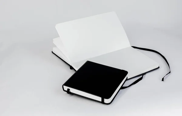 Petit Carnet Fermé Noir Grand Carnet Ouvert Avec Pages Blanches — Photo