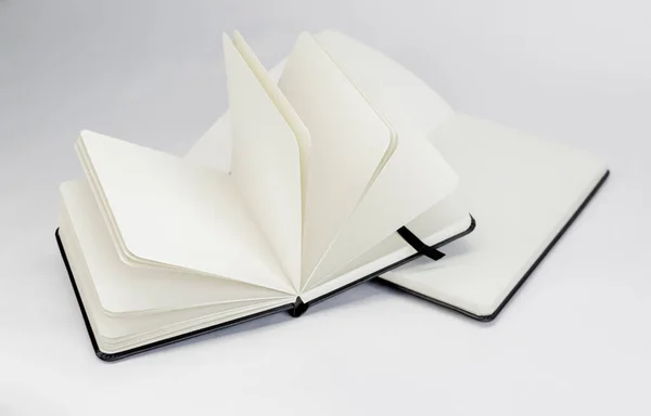 Dois Novos Cadernos Pretos Com Páginas Brancas Branco Marcadores Fitas — Fotografia de Stock