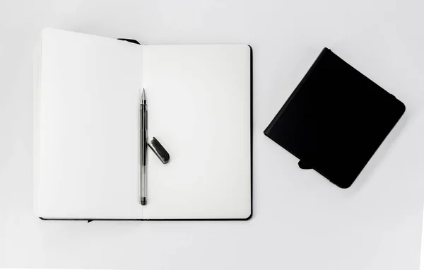 Zwei Schwarze Notizbücher Kleiner Geschlossener Quadratischer Notizblock Und Großes Aufgeklapptes — Stockfoto