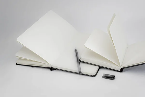 Dois Preto Aberto Desdobrar Notebook Com Páginas Brancas Branco Blocos — Fotografia de Stock