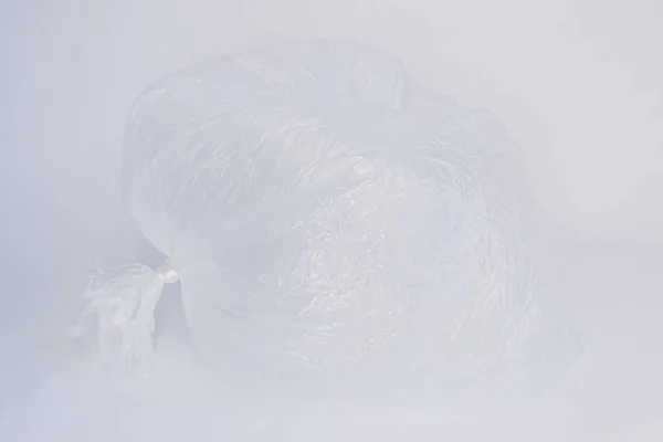 Bolso Celofán Vacío Arrugado Plástico Inflado Transparente Sobre Fondo Blanco —  Fotos de Stock