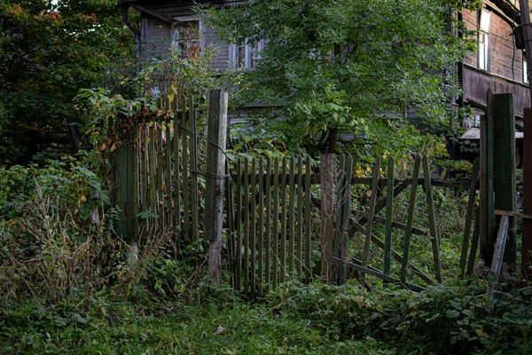 Alter Klappriger Holzzaun Vor Dem Dorfhaus Zwischen Herbstbäumen Mit Laub — Stockfoto