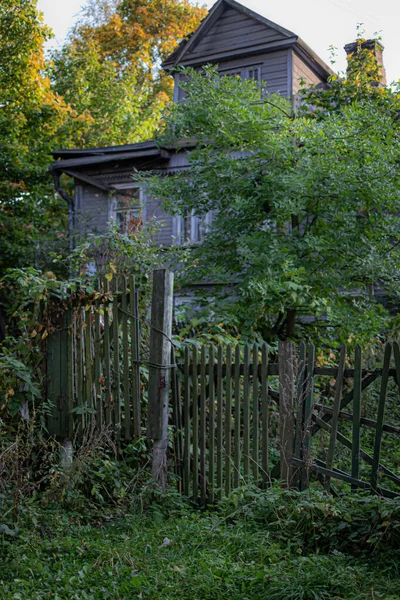 Alter Klappriger Holzzaun Aus Schmalen Brettern Vor Dem Dorfhaus Häuschen — Stockfoto
