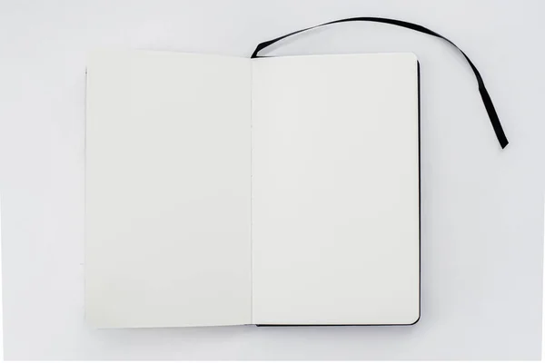 開いているノートブック 白いページと黒いリボンのあるブック 明るい背景のブックマークを展開します スケッチブック トップ表示 — ストック写真
