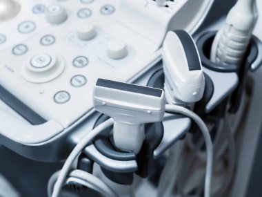 Düğmeli ultrason cihazı sensörleri. Beyaz gri renkli modern tıbbi ekipmanlar. Ayrıntılar