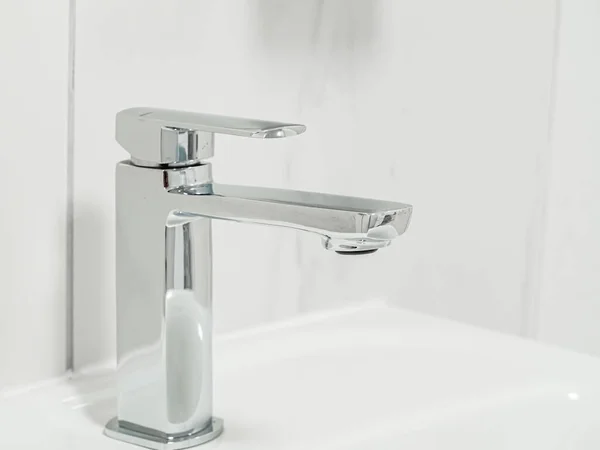 New Metal Shiny Valve Square Sink Faucet Feflections White Interior — Stock Photo, Image