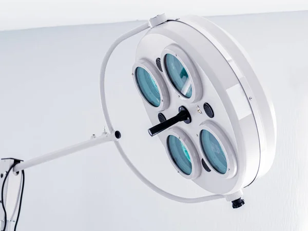 Runde Weiße Drehbare Medizinische Operationslampe Mit Vier Blau Türkisfarbenen Glasleuchten Stockbild