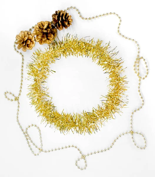 Karácsonyi Dekorációk Sárga Arany Színű Fehér Háttér Lánc Golyók Gyöngyök — Stock Fotó