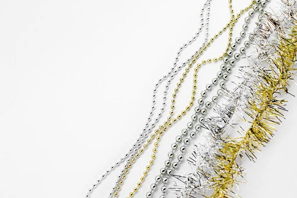 Ezüst Arany Lánc Golyókkal Gyöngyökkel Sárga Tintával Szilveszteri Dekoráció Fehér — Stock Fotó
