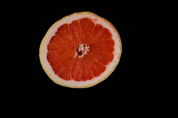 Wyciąć Jasny Czerwony Pomarańczowy Pół Grejpfruta Plasterek Czarnym Tle — Zdjęcie stockowe