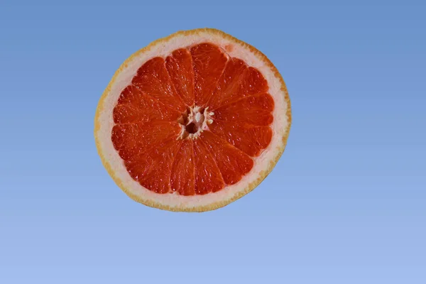 Corte Rojo Brillante Naranja Medio Pomelo Sobre Fondo Cielo Azul —  Fotos de Stock