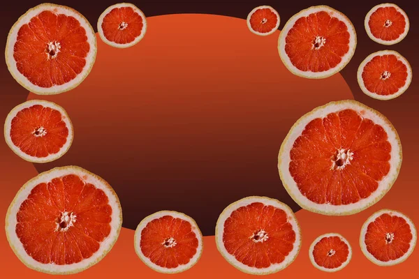 Wyciąć Jasnoczerwony Pomarańczowy Połówki Plastry Grejpfruta Dekoracyjnym Gradientowym Brązowym Tle — Zdjęcie stockowe